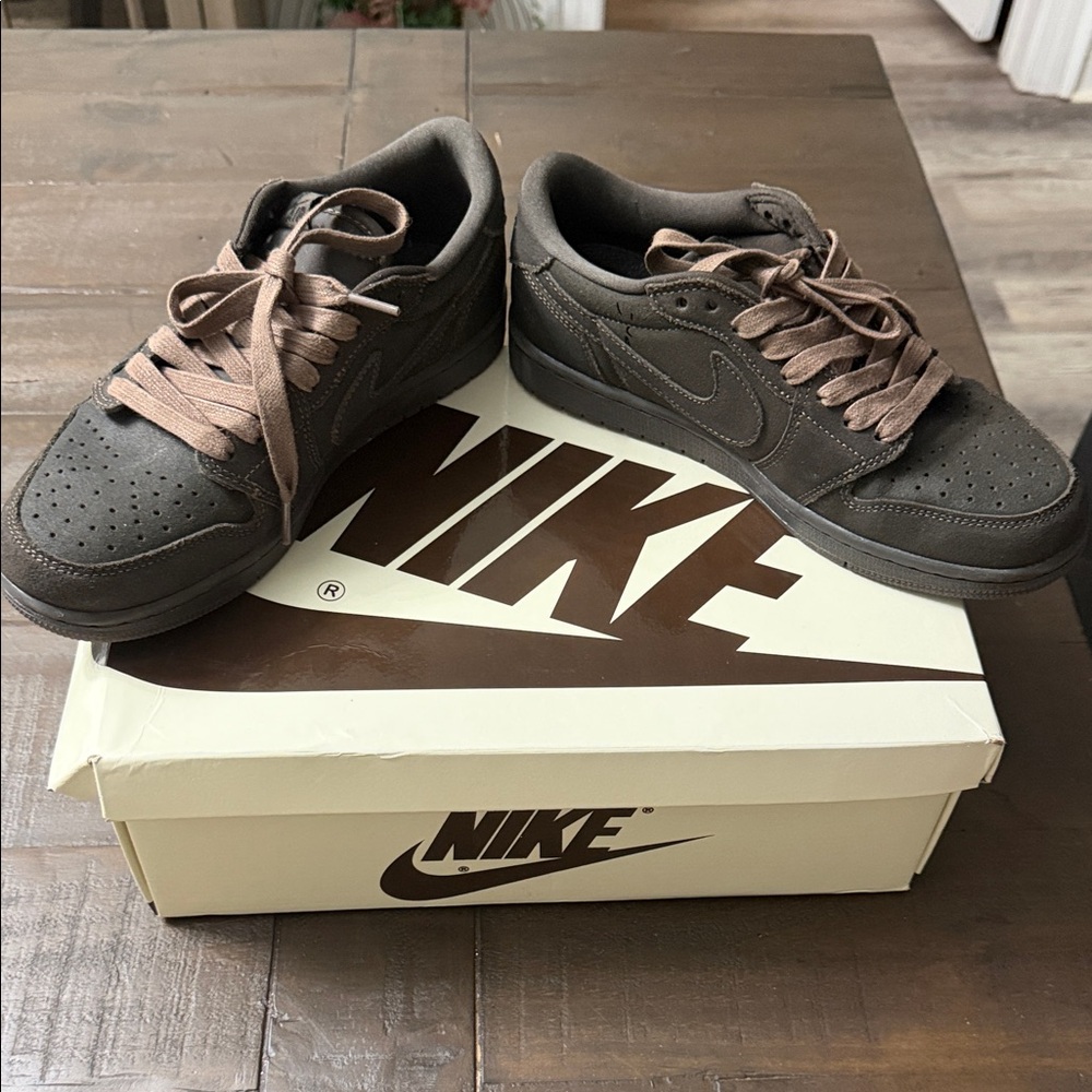 Nike Men’s Brown Low-Top Sneakers